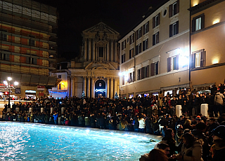Před Fontánou di Trevi v Římě je plno ve dne i v noci (Itálie)