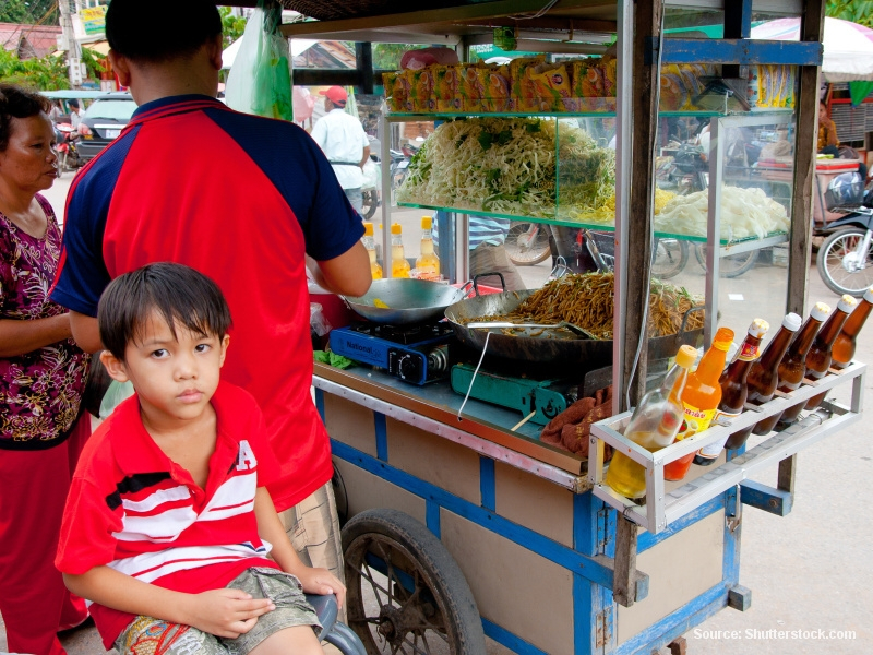 Prodej jídla na ulici v Siem Reap (Kambodža)