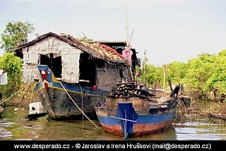 Lodě a dům v plovoucí vesnici na jezeře Tonlé Sap (Kambodža)