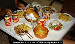 Plný stůl dobrot (Řecko)