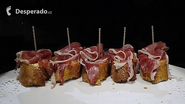 Tapas - tradiční španělská pochotka (Baskicko - Španělsko)