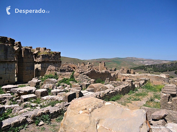 Antické ruiny ve vesnici Djémila (Alžírsko)