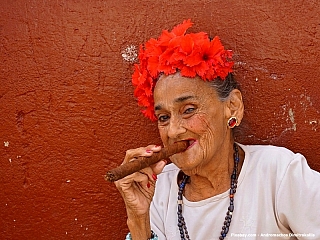 Stará paní s doutníkem (Kuba)