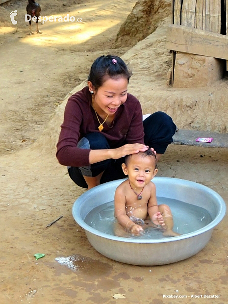 Ve vesnici horských kmenů (Laos)