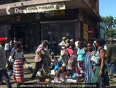 Divoká tržnice v centru Maputa (Mosambik)
