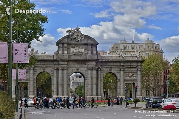 Puerta de Alcalá v Madridu (Španělsko)