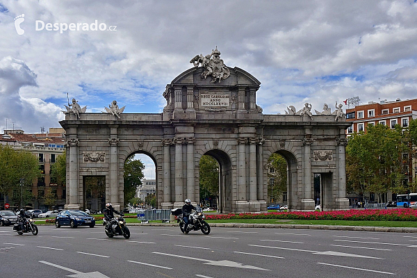 Puerta de Alcalá v Madridu (Španělsko)