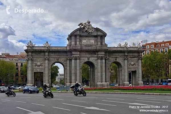 Puerta de Alcalá v Madridu (Španělsko)