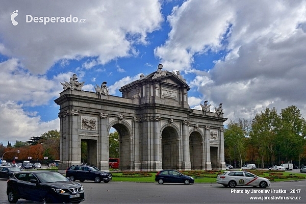 Puerta de Alcalá v Madridu (Španělsko)