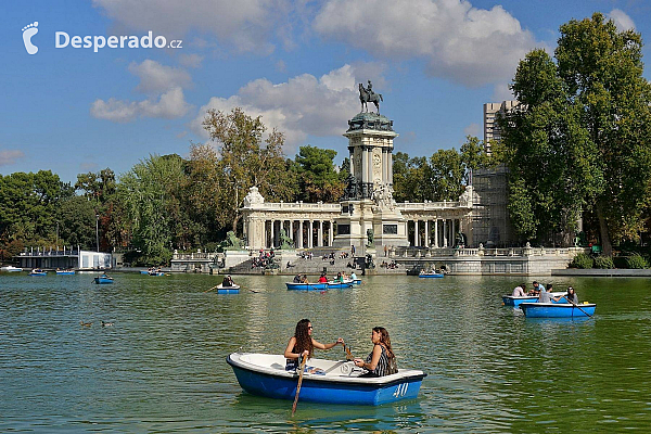 Buen Retiro Park v Madridu (Španělsko)