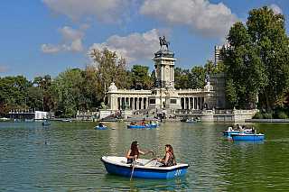 Buen Retiro Park v Madridu (Španělsko)