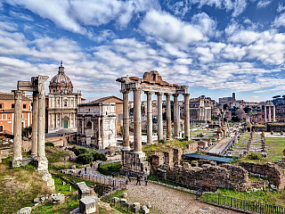 Forum Romanum bylo centrem starověkého Říma (Itálie)