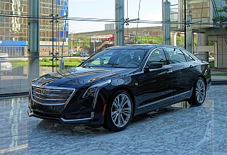 Luxusní Cadillac vystavený v GM Renaissance Center v Detroitu (Michigan - USA)