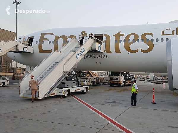 Boeing 777 na letišti Dubaj DXB (Spojené arabské emiráty)