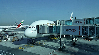 Obří dvoupatrový Airbus A380 na letišti Dubaj (Spojené arabské emiráty)