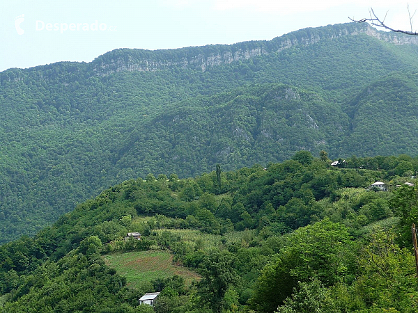 Impozantní horský masiv tyčící se nad vesnicí Okureshi (Gruzie)