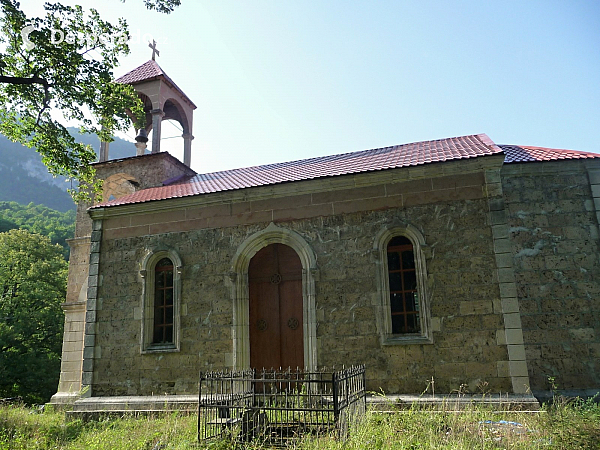 Kostel se hřbitovem, Makhura (Gruzie)