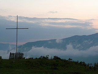Ráno nad vesničkou Makhura (Gruzie)