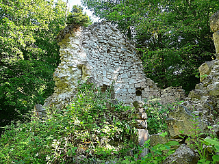 Ruiny kláštera u Nikortsmindy (Gruzie)