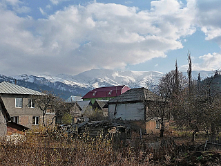 Střechy Bakuriani (Gruzie)