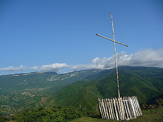 Kříž nad vesničkou Makhura (Gruzie)