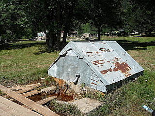 Zdroj pitné vody v Šovi, na první pohled sice vypadá nevábně, voda je ale skutečně výborná (Gruzie)