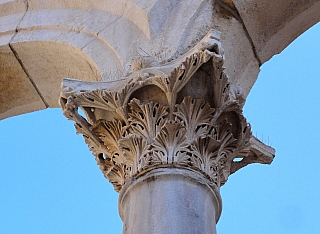 Korintský sloup v Diokleciánově paláci ve Splitu (Chorvatsko)