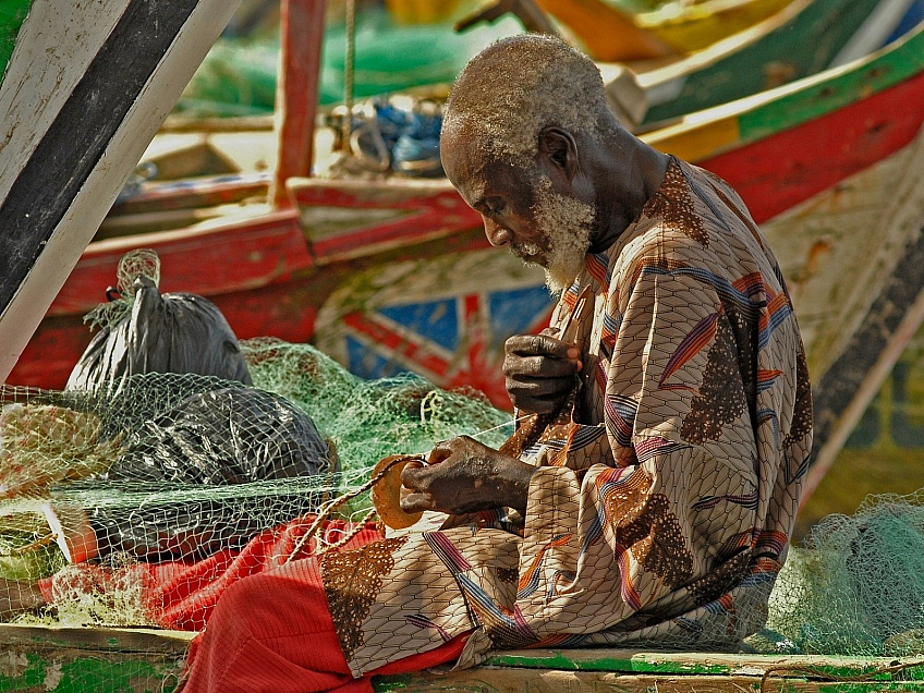 Rybář opravující sítě (Ghana)