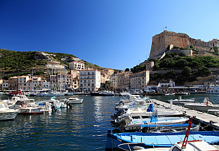 Přístav jachet v Bonifacio (Korsika - Francie)