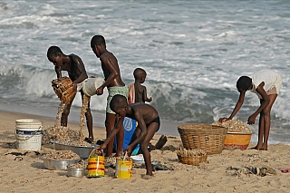 Děti na pláži v Ghaně