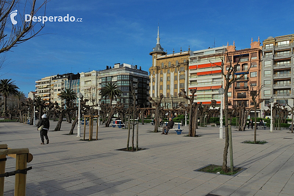 Nábřeží u pláže La Concha v San Sebastian (Španělsko)