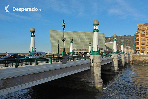 Most Puente Del Kursaal v San Sebastian (Španělsko)