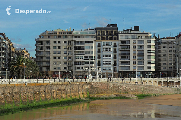 Nábřeží u pláže La Concha v San Sebastian (Španělsko)