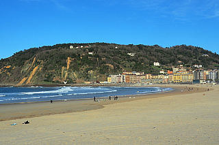 Pláž Zurriola hondartza v San Sebastian (Španělsko)