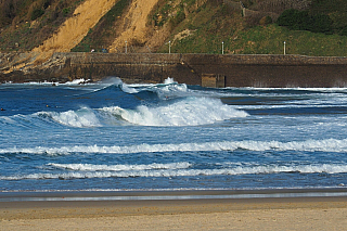 Pláž Zurriola hondartza v San Sebastian (Španělsko)
