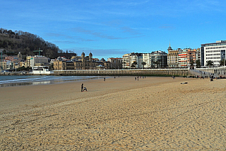 Legendární pláž La Concha v San Sebastian (Španělsko)