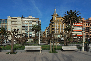 Nábřeží u pláže La Concha v San Sebastian (Španělsko)