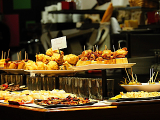 Tapas v baru v San Sebastian (Španělsko)