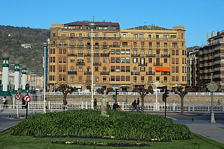 Nábřeží řeky Urumea v San Sebastian (Španělsko)