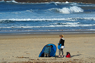 Pláž Zurriola hondartza v San Sebastian (Španělsko)