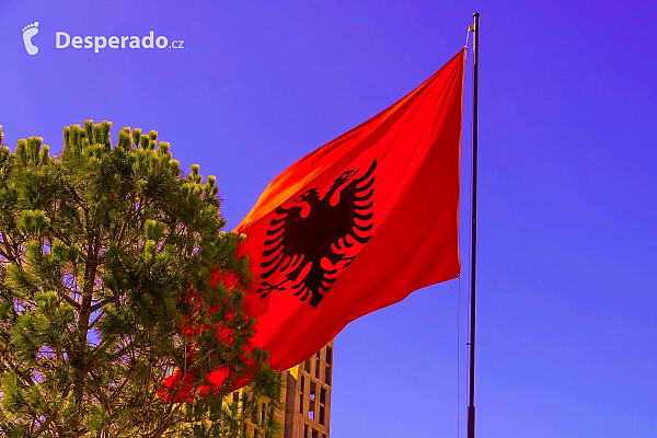 Albánská vlajka v centru Tirany (Albánie)