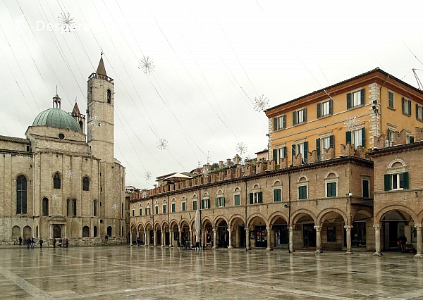 Piazza del Popolo v Ascoli Piceno (Itálie)