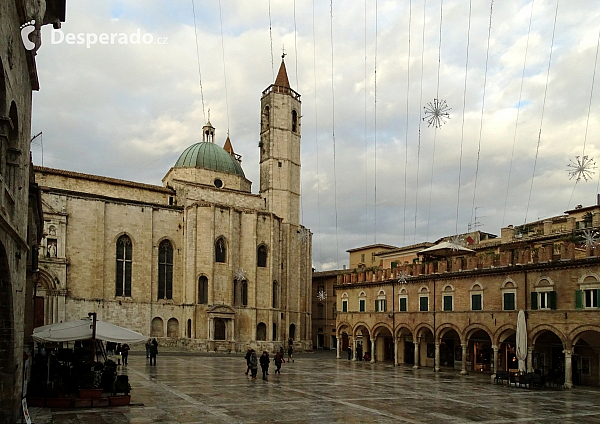 Piazza del Popolo v Ascoli Piceno (Itálie)