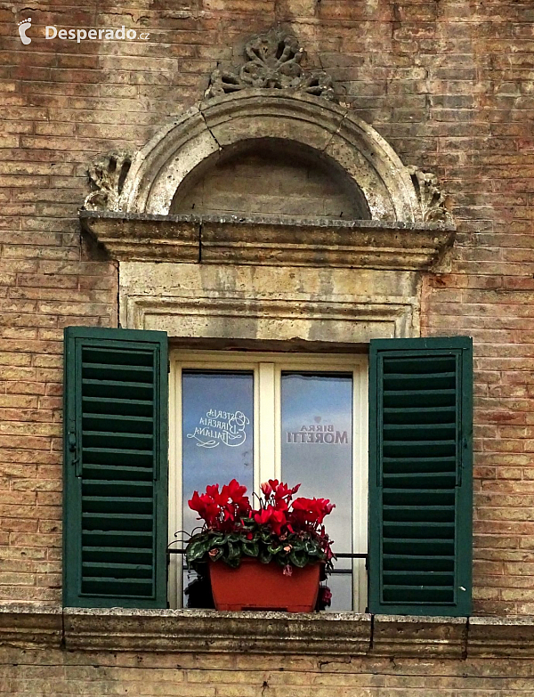 Piazza del Popolo v Ascoli Piceno (Itálie)