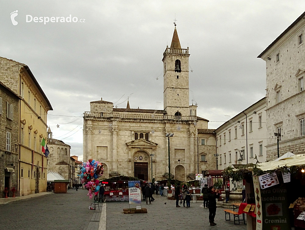 Cattedrale di Saint Emidio v Ascoli Piceno (Itálie)