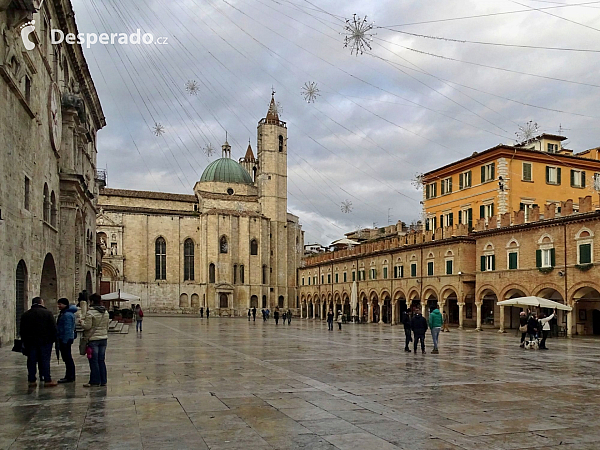 Piazza del Popolo v Ascoli Piceno (Itálie)