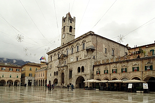 Piazza del Popolo v Ascoli Piceno (Itálie)
