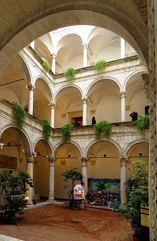 Kapitánský palác v Ascoli Piceno (Itálie)