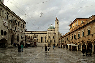 Piazza del Popolo v Ascoli Piceno (Itálie)