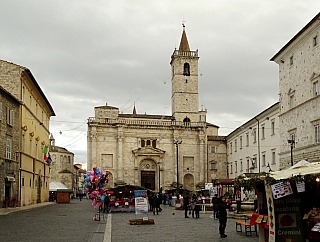 Cattedrale di Saint Emidio v Ascoli Piceno (Itálie)